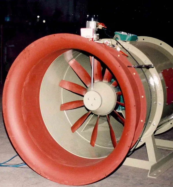 Ventilatore assiale con girante a passo variabile durante il moto